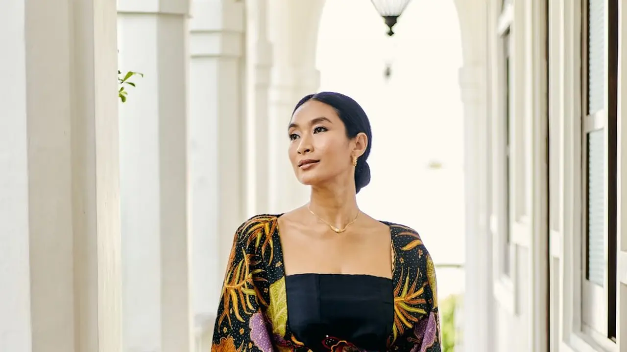 Happy Salma Tampil Modern dan Elegan dengan Wastra Indonesia dalam Setiap Kesempatan