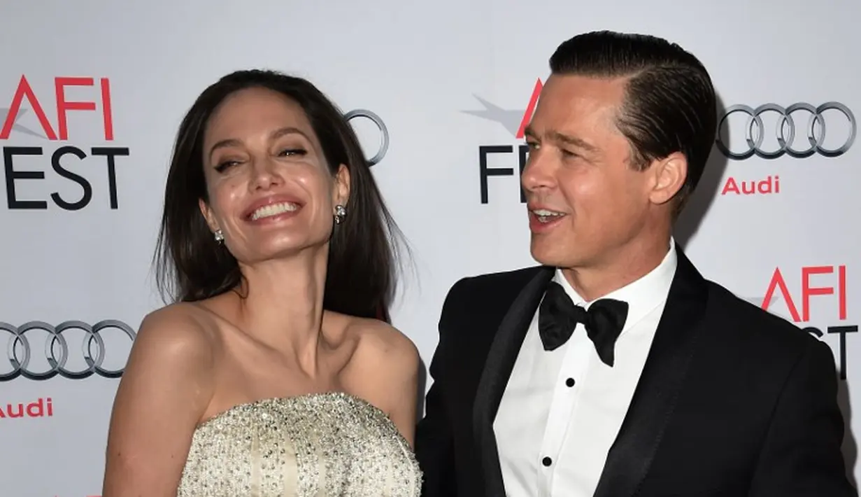 Angelina Jolie dan Brad Pitt sendiri dikabarkan akan kembali bertemu di acara Natal demi anak-anak merea. (MARK RALSTON/AFP)