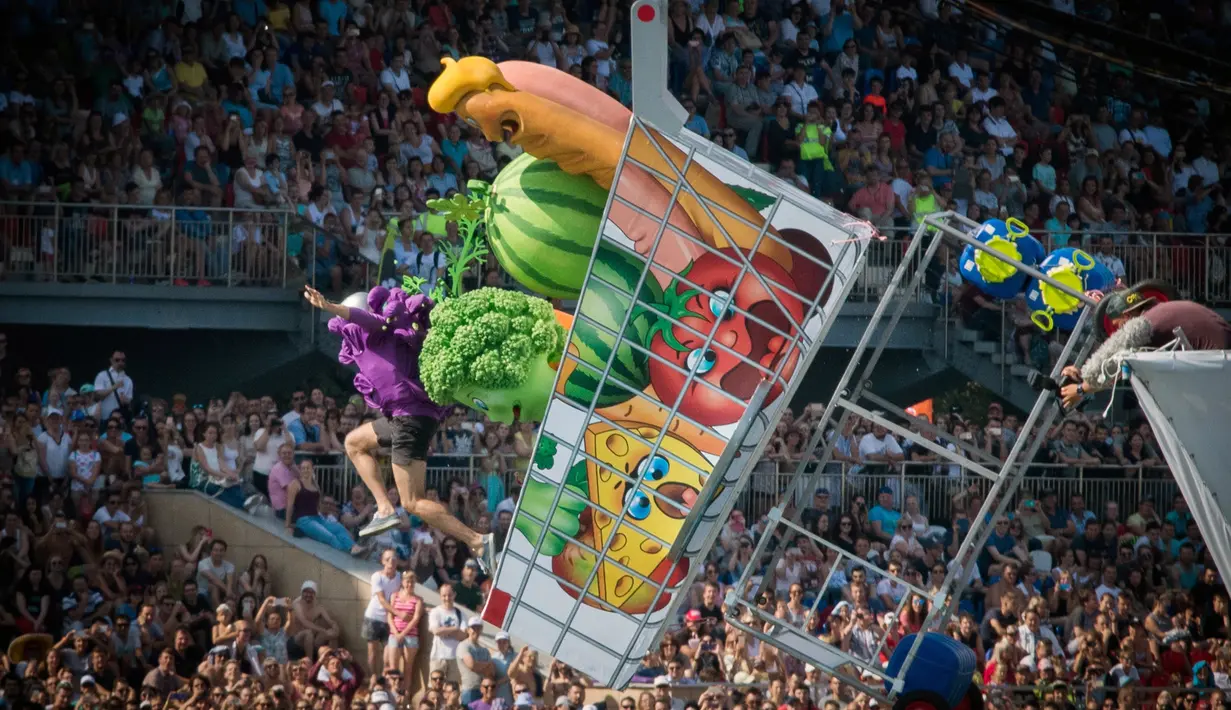 Peserta mengendarai pesawat mainan bertema keranjang sayur saat mengikuti Flugtag 2017 di Moskow, Rusia (13/8). Lomba ini dinilai berdasarkan jarak melayang yang berhasil ditempuh pesawat, sebelum akhirnya meluncur deras ke air. (AFP Photo/Yuri Kadobnov)
