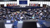 Suasana sidang Parlemen Eropa di Strasbourg, Perancis,  (7/7/2015). Kepala Komisi Eropa Jean-Claude Juncker mengatakan, ia menentang Yunani keluar dari Uni Eropa, meskipun banyak yang menolak istilah bailout dalam referendum. (AFP PHOTO/PATRICK Hertzog)