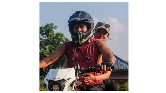 7 Potret Ibnu Jamil dan Ririn Ekawati saat Touring dengan Motor Trail, Seru Banget
