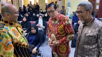 Menteri Hukum dan HAM, Yasonna H. Laoly menyerahkan paspor kepada warga negara Indonesia (WNI) di Jeddah, Saudi Arabia, pada Rabu (7/12/2022). (Istimewa)