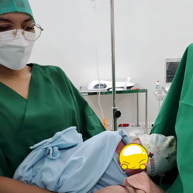 Melahirkan Anak Pertama, Ini 5 Momen Persalinan Bebi Silvana Istri Opick