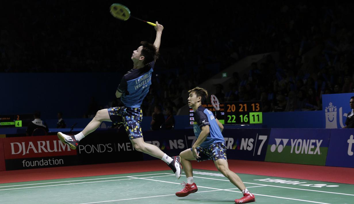 Pasangan Indonesia, Kevin Sanjaya/Marcus Gideon, saat melawan wakil Jepang, Takuto Inoue/Yuki Kaneko, pada Indonesia Open 2019 di Istora, Jakarta, Selasa (16/7). Pasangan Indonesia menang 20-22, 21-16, 21-14. (Bola.com/M Iqbal Ichsan)