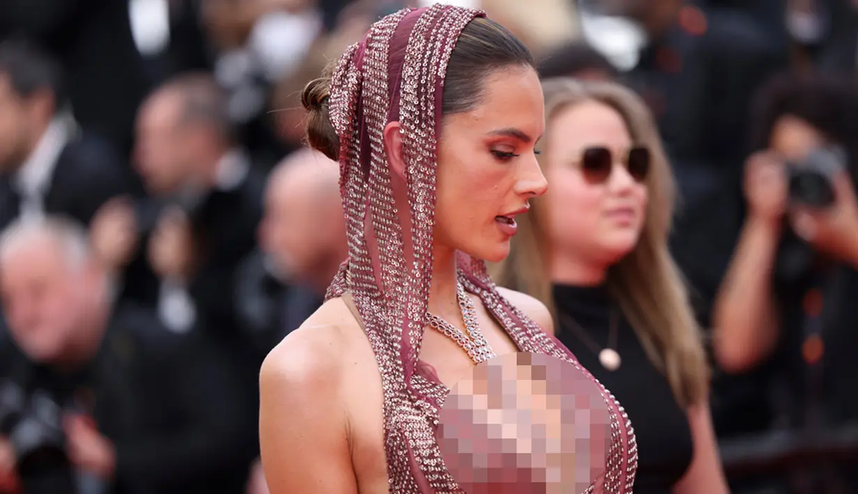 <p>Alessandra Ambrosio mencuri perhatian saat tampil gemerlap melintasi karpet merah pada upacara pembukaan dan pemutaran perdana film 'Jeanne du Barry' di Festival Film Cannes 2023. (Photo by Vianney Le Caer/Invision/AP)</p>