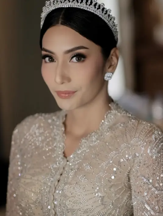 Untuk makeup, MUA Hepi Herviani memoles wajah Tyas Mirasih dengan flawless clean. Mengaplikasikan lipstik nude glossy, dengan riasan mata yang menjadi on point. [@hepidavid]