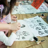 Ide kegiatan sederhana di rumah yang seru sekaligus efektif untuk menstimulasi perkembangan motorik anak. (Foto: Remi Chow/Unsplash)