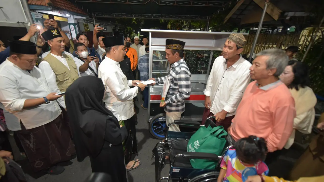 Wali Kota Eri Cahyadi Memberikan Zakat terhadap masyarakat yang membutuhkan