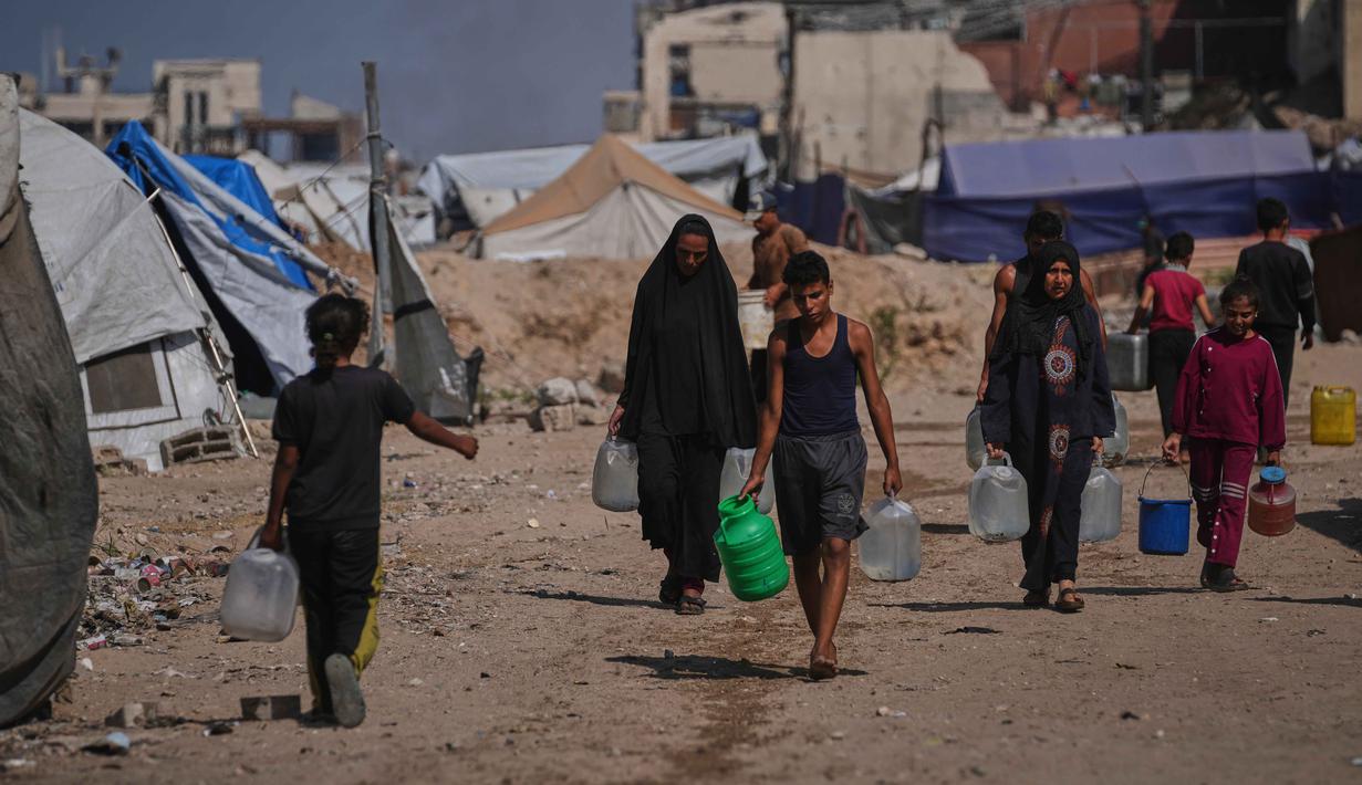 Ia mendesak pembukaan semua penyeberangan, termasuk Rafah, dan menjelaskan bahwa sejumlah besar bantuan telah terkumpul di Al-Arish, Mesir yang siap memasuki Gaza segera setelah penyeberangan dibuka. (AP Photo/Abdel Kareem Hana)