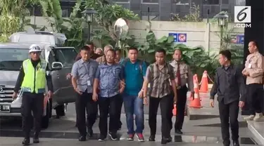 Empat orang pejabat pemprov dan anggota DPRD Jambi yang tertangkap OTT tiba di gedung KPK.