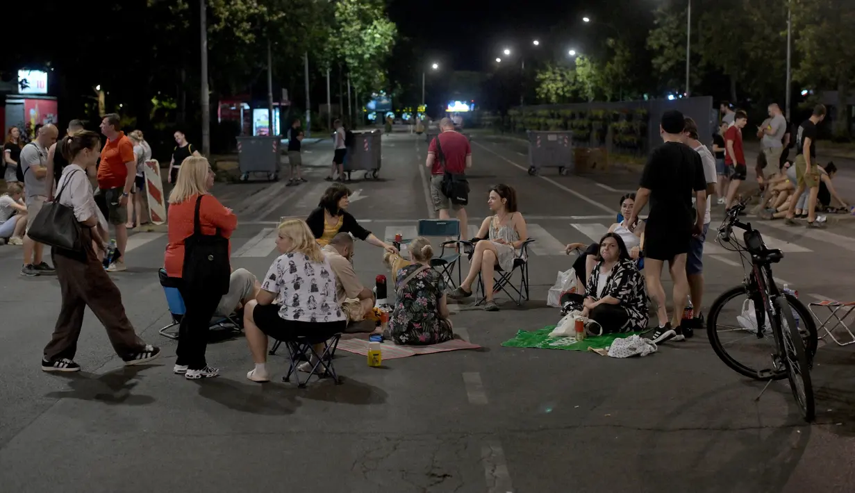 Sebelumnya, kepolisian Serbia pada hari Sabtu (28/6/2025) bentrok dengan pengunjuk rasa antipemerintah yang menuntut pemilihan umum cepat dan diakhirinya kekuasaan Presiden Aleksandar Vucic selama 12 tahun. (OLIVER BUNIC/AFP)