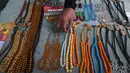 Seorang pedagang Palestina menata tasbih di kiosnya di pasar selama bulan suci Ramadhan di kota Rafah, Jalur Gaza selatan, pada 10 April 2022. (SAID KHATIB / AFP)