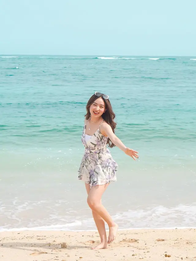 6 Potret Natasha Wilona Liburan di Bali, Tampil Menawan dengan Crop Top hingga Floral Dress