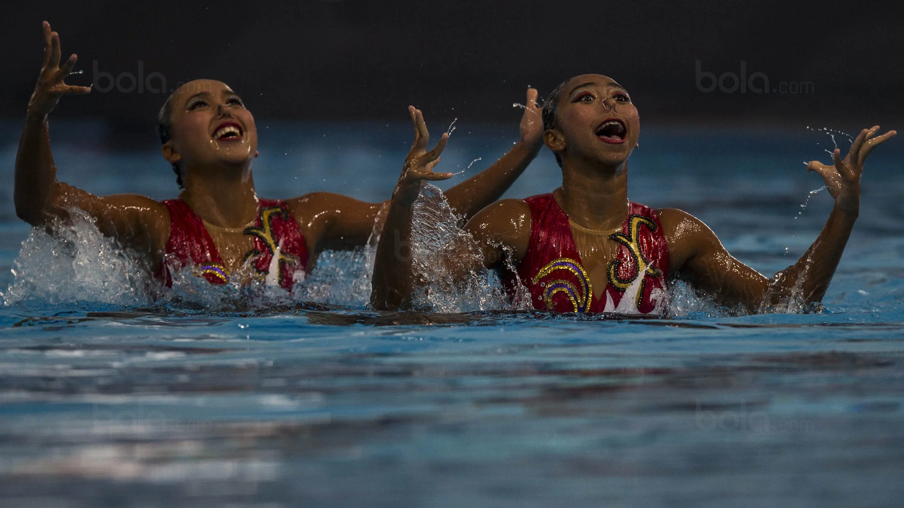 Pasangan perenang indah Indonesia, Anisa Feritrianti dan Claudia Megawati, saat tampil pada nomor duet technical routine cabang renang indah di Aquatic Center, Kuala Lumpur, Kamis (18/8/2017). Pasangan ini berhasil meraih medali perunggu. (Bola.com/Vitali