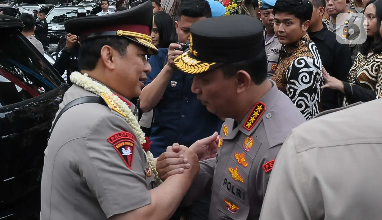 Wakil Kepala Kepolisian Wakapolri Komjen Pol (Purnawirawan) Gatot Eddy Pramono berjabat tangan dengan Kapolri Jenderal Pol Listyo Sigit Prabowo di PTIK Lemdiklat Polri, Jakarta, Senin (3/7/2023).(merdeka.com/imam buhori)