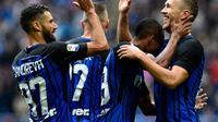 Gelandang Inter Milan, Ivan Perisic (kanan) mendapat ucapan selamat dari rekan-rekannya usai mencetak gol ke gawang SPAL, pada laga lanjutan Serie A 2017-2018, di Stadion Giuseppe Meazza, Milan, Minggu (10/9/2017) malam WIB. Inter Milan unggul 2-0. (AFP/M