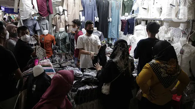 FOTO: Ramadhan, Penjualan Busana Muslim di Pasar Tanah Abang Meningkat