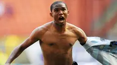Selebrasi striker Inter Milan, Samuel Eto'o seusai mencetak gol pertama ke gawang AC Parma dalam lanjutan Serie A Italia yang berlangsung di San Siro Stadium, 13 September 2009. Inter unggul 2-0. AFP PHOTO/ALBERTO PIZZOLI