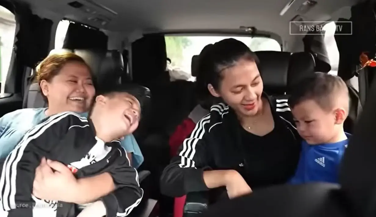 "Ngomong bahasa Inggris nggak mau, maunya ngomong bahas Jawa," kata Paula lagi. [Youtube/Rans Bapau TV]