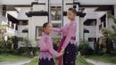 Jennifer Bachdim dan sang putri tampil kompak dengan kebaya Bali warna ungu dipadukan kain lilit hitam sebagai bawahan, lengkap mengenakan obi warna magenta. @jenniferbachdim