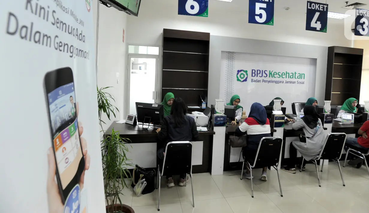 Petugas melayani warga yang mengurus iuran BPJS Kesehatan di Kantor BPJS Jalan Raya Pasar Minggu, Jakarta, Senin (4/11/2019). Perhimpunan Rumah Sakit Seluruh Indonesia memprediksi akan terjadi migrasi turun kelas pada peserta akibat kenaikan iuran 100 persen pada awal 2020. (merdeka.com/Arie Basuki)