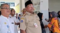 Wakil Gubernur (Wagub) DKI Jakarta, Rano Karno, mengunjungi Rumah Susun (Rusun) Sederhana Sewa Persaki di Daan Mogot, Jakarta, pada Jumat (21/2/2025). (Liputan6.com/Fauziah)