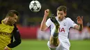 Pemain Dortmund, Andrey Yarmolenko (kiri) berebut bola dengan pemain Tottenham, Jan Vertonghen pada laga grup H Liga Champions di Signal Iduna Park, Dortmund, (21/11/2017).  Tottenham menang 2-1. (AP/Martin Meissner)