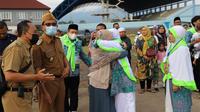 Wabup Garut Helmi Budiman melepas rombongan jemaah haji asal Garut di kompleks COR Ciateul, Tarogong Kidul, Garut. (Liputan6.com/Jayadi Supriadin)