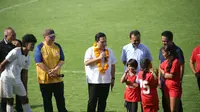 Ketua PSSI, Erick Thohir, saat berbincang dengan pemain sepak bola Putri di Bali United Training Center di sela-sela turnamen Bali 7s, Sabtu (22/6/2024). (Bola.com/Alit Binawan)