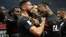 Pemain AC Milan Olivier Giroud (kiri) merayakan dengan rekan satu timnya usai mencetak gol ke gawang Torino pada pertandingan Liga Italia Serie A di Stadion San Siro, Milan, Italia, 26 Oktober 2021. AC Milan menang 1-0. (AP Photo/Luca Bruno)