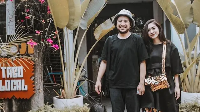 Rayakan Ultah Pernikahan Keempat, Ini 6 Momen Mesra Kunto Aji dan Istri