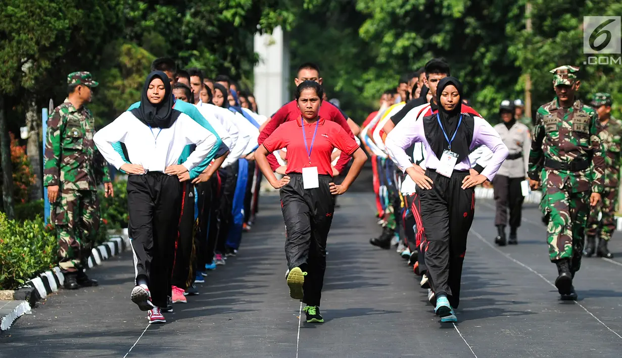 Calon Paskibraka 2017 berlatih baris berbaris di PPPON, Cibubur, Jakarta Timur, Kamis (27/7). Hari ke-3 diklat, calon Paskibraka mulai dilatih baris berbaris oleh tim pelatih dari TNI dan Polri. (Liputan6.com/Yoppy Renato)