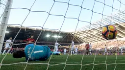 Gawang Swansea City saat dibobol oleh penyerang MU, Paul Pogba pada pertandingan Liga Premier Inggris, Swansea City menjamu Manchester United di Stadion Liberty, Inggris (6/11). (Reuters/Rebecca Naden)