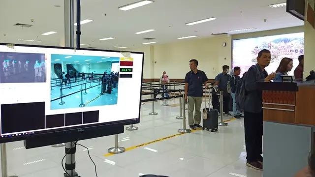 Penumpang di dekat thermal scanner Bandara SIM (Ist)