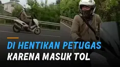 Seorang pengemudi sepeda motor masuk ke jalan tol. Kejadian itu terjadi Jalan Tol Cawang arah TMII, Jakarta.