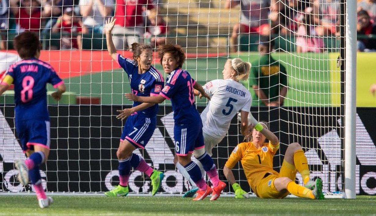 Yuki Ogimi (kiri) dan Mana Iwabuchi merayakan gol bunuh diri pemain Inggris. (AFP PHOTO/Geoff Robins)