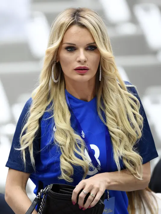 Istri gelandang Dumitri Payet, Ludivine Payet sebelum menyaksikan pertandingan Prancis melawan Rumania pada Piala Eropa 2016 di stadion Stade de France, di Saint-Denis, Paris, Prancis, (10/6). (AFP PHOTO/MIGUEL MEDINA)