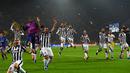 Selebrasi kemenangan para pemain Juventus. (EPA/Maja Hitij)