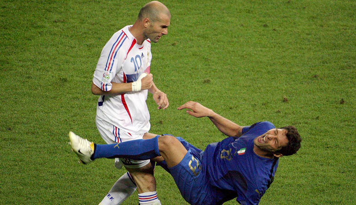 Pada Piala Dunia 2006, Zinedine Zidane pernah melakukan tindakan kontroversial dengan menyundul pemain Italia, Marco Materazzi, saat laga final Piala Dunia di Jerman. (AFP/John Macdougall)