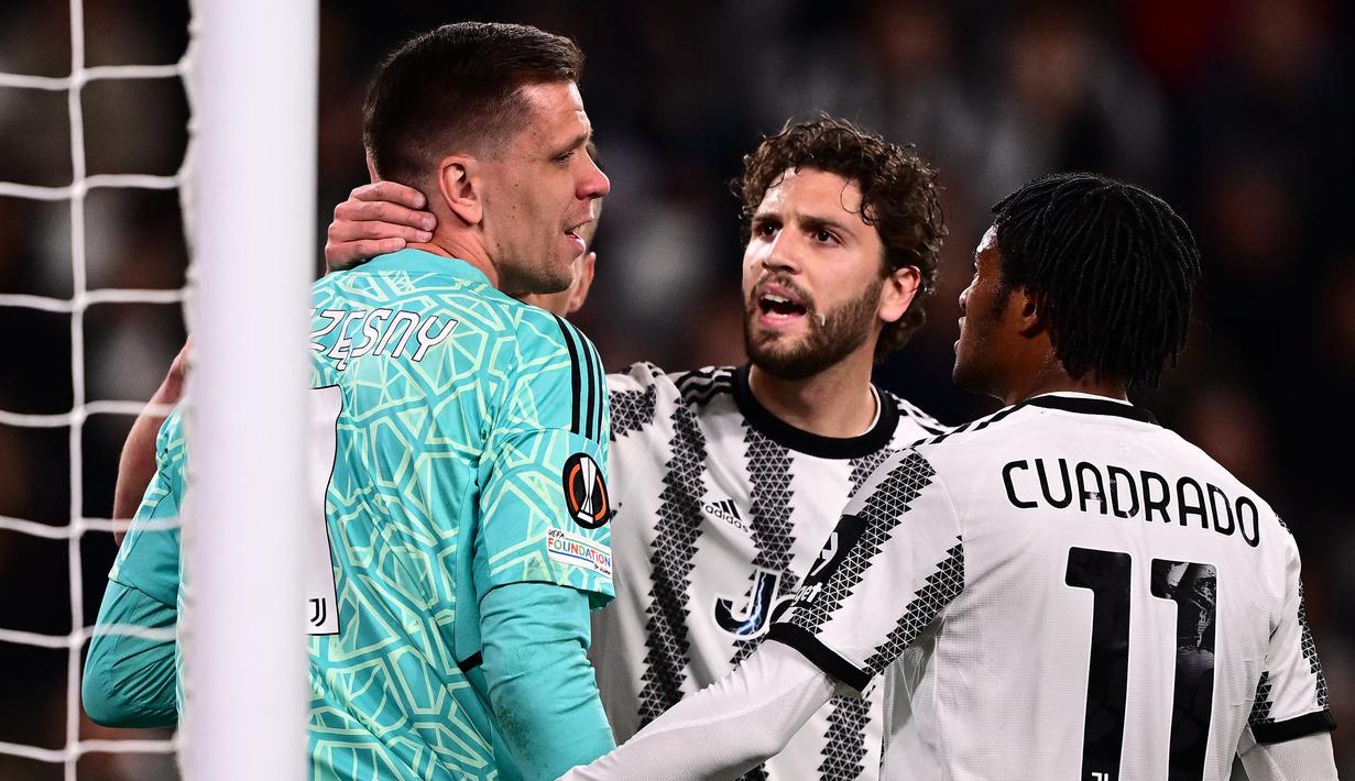 Pemain Juventus, Manuel Locatelli (tengah) dan Juan Cuadrado berbincang dengan kiper Juventus, Wojciech Szczesny (kiri) setelah ia mengalami sakit dada saat pertandingan leg pertama perempat final Liga Europa 2022/2023 melawan Sporting CP di Allianz Stadium, Turin, Jumat (14/04/2023). Szczesny diketahui terkena paltisipasi jantung atau kondisi di mana seseorang merasakan kerja jantung yang kuat, cepat, atau tidak teratur. (AFP/Marco Bertorello)