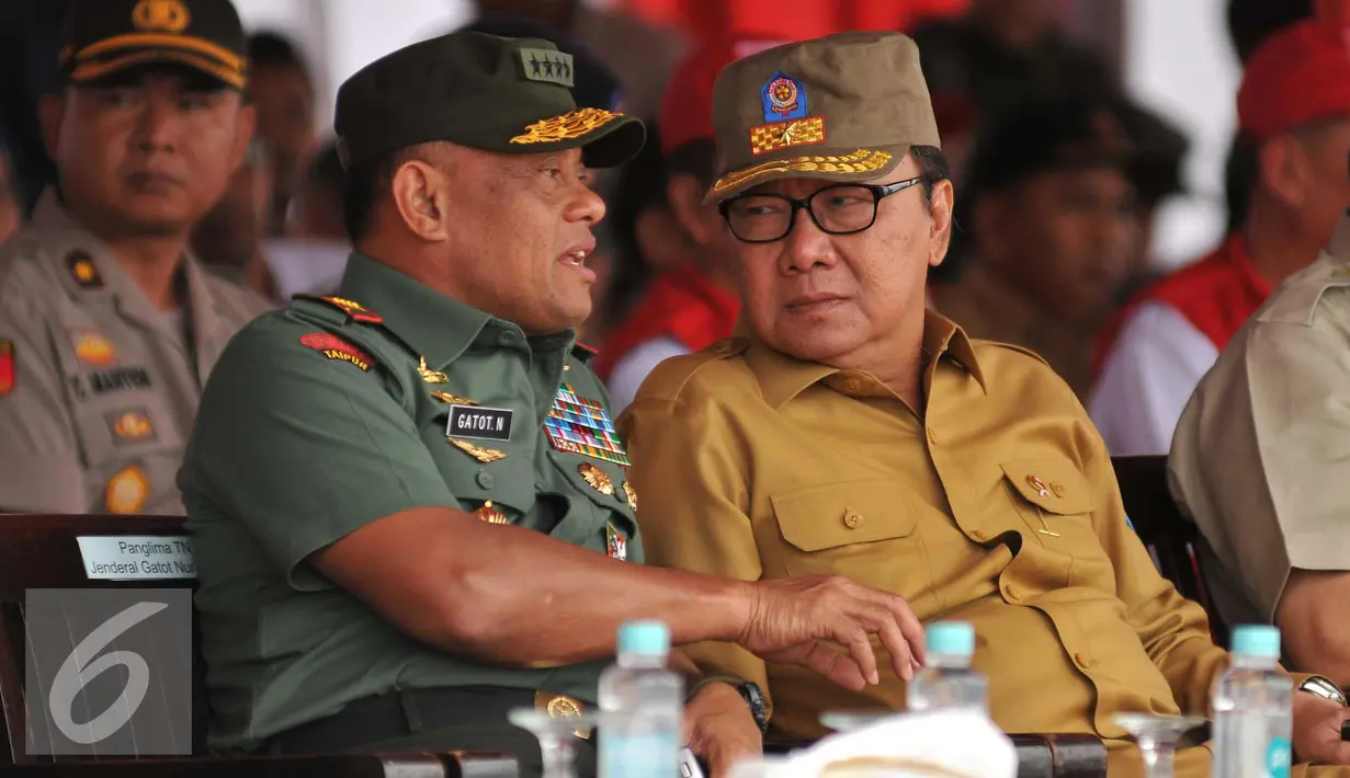 Mendagri Tjahjo Kumolo berbincang dengan Panglima TNI Jend Gatot Nurmantyo, Sumatra Selatan, Kamis (1/3). Pabrik ini berpotensi menghasilkan devisa negara 1,5 Miliar Dolar AS/tahun dan akan resmi beroperasi pada akhir 2016 . (Liputan6.com/Gempur M Surya)