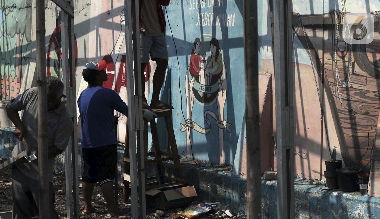 Warga beraktivitas di kawasan Kampung Aquarium saat PSBB, Penjaringan, Jakarta Utara, Kamis (17/9/2020). Konsep hunian di Kampung Aquarium rencananya sesuai dengan Peraturan Gubernur DKI Nomor 27 Tahun 2009 tentang Pembangunan Rumah Susun Sederhana. (Liputan6.com/Johan Tallo)