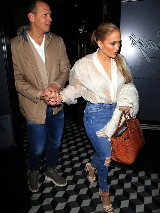 JLo kerap berkencan di malam hari dengan A-Rod. tentu saja hal itu bikin kemesraan makin terlihat. (BACKGRID/USMagazine)