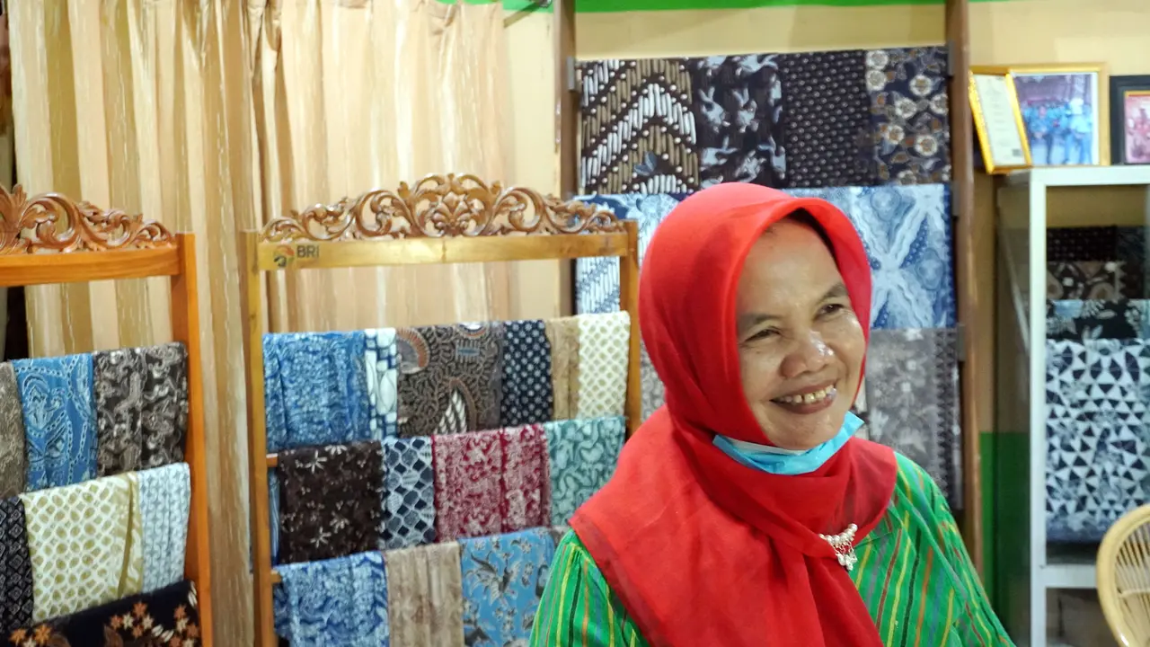 Dalmini (52) bersama batik-batik warna alam hasil karya perempuan di desanya.