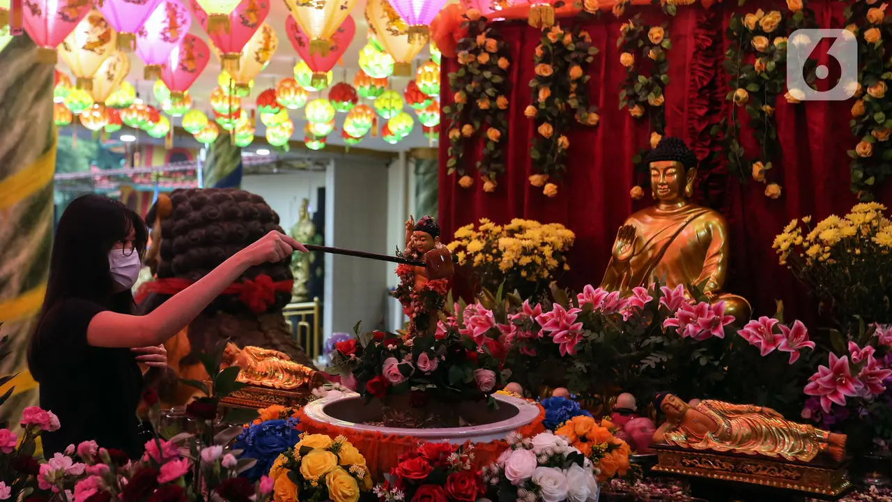 FOTO: Ibadah Perayaan Waisak di Vihara Avalokitesvara Pondok Cabe