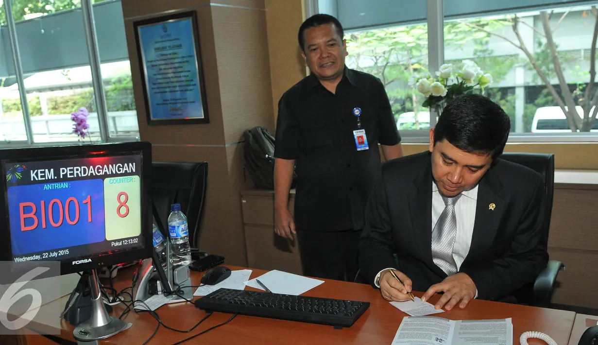 Menteri Pendayagunaan Aparatur Negara dan Reformasi Birokrasi (PANRB), Yuddy Chrisnandi melakukan sidak ke Balai Kota di hari pertama kerja, Jakarta, Rabu (22/7/2015). (Liputan6.com/Herman Zakharia)