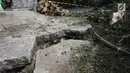 Jalan yang ambles di Jalan Al-Mujahidin, Cipinang, Pulogadung, Jakarta Timur, Rabu (21/2). Jalan tersebut ambles karena tidak kuat menahan beban truk besar yang sering melintas di jalan tersebut. (Liputan6.com/Arya Manggala)