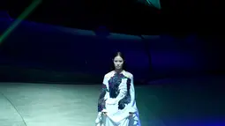 Seorang model memperagakan kreasi busana rancangan Zhang Zhaoda dan putrinya, Zhang Kaihui, dalam pembukaan Beijing Fashion Week di Beijing, ibu kota China (15/9/2020). (Xinhua/Chen Jianli)
