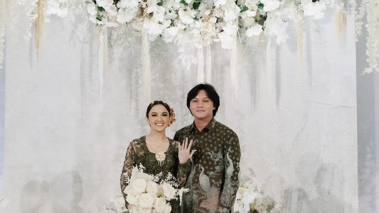 Potret Rizky Febian dan Mahalini Raharja saat tunangan, credit: Instagram @thebridestory.