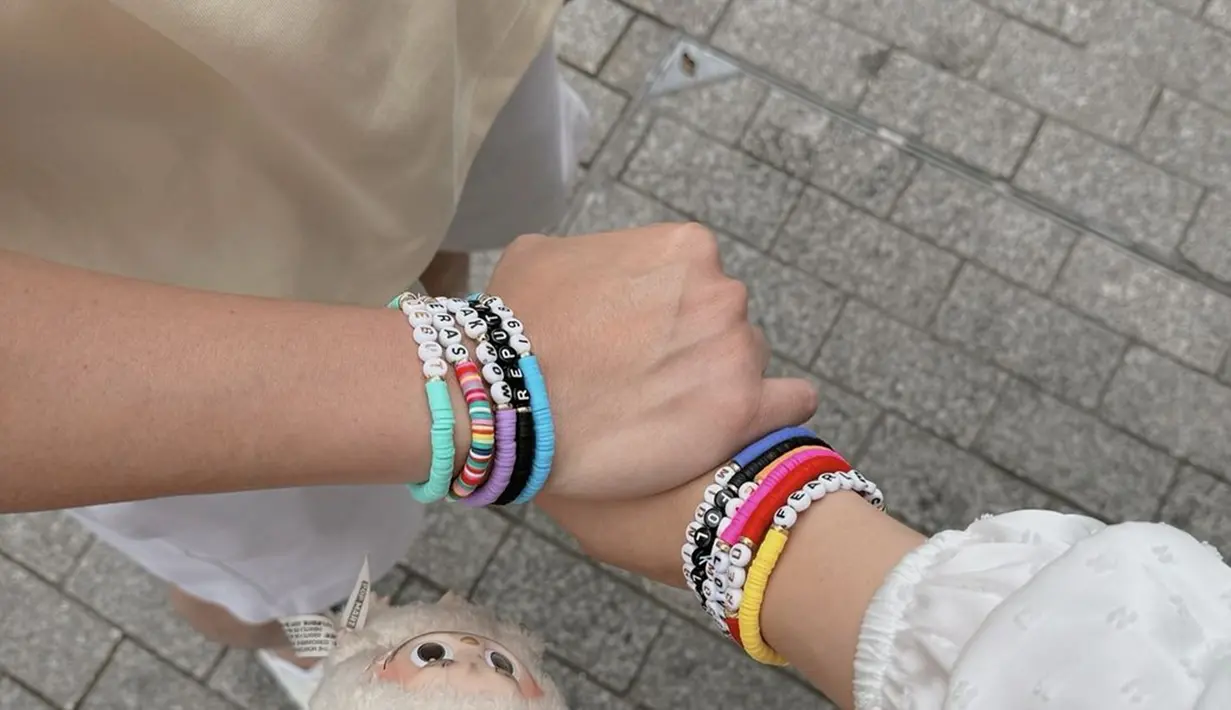 Pasangan yang terpaut usia 9 tahun ini tampil kompak dengan mengenakan gelang Taylor Swift. Swifties (nama penggemar Taylor Swift) ramai-ramai membuat gelang ini untuk memeriahkan konser The Eras Tour. Tren gelang yang disebut gelang persahabatan tersebut terinspirasi dari salah satu lagu Taylor Swift yang rilis tahun 2022 berjudul You're on Your Own, Kid dari album Midnights. (Liputan6.com/IG/@citraciki)